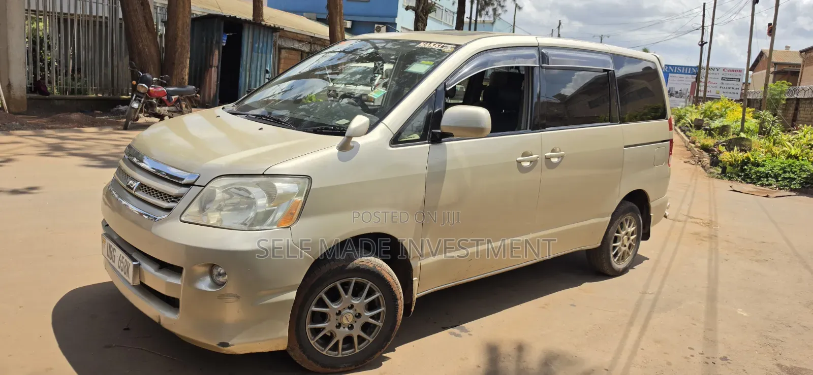 Toyota Noah 2007 Gold