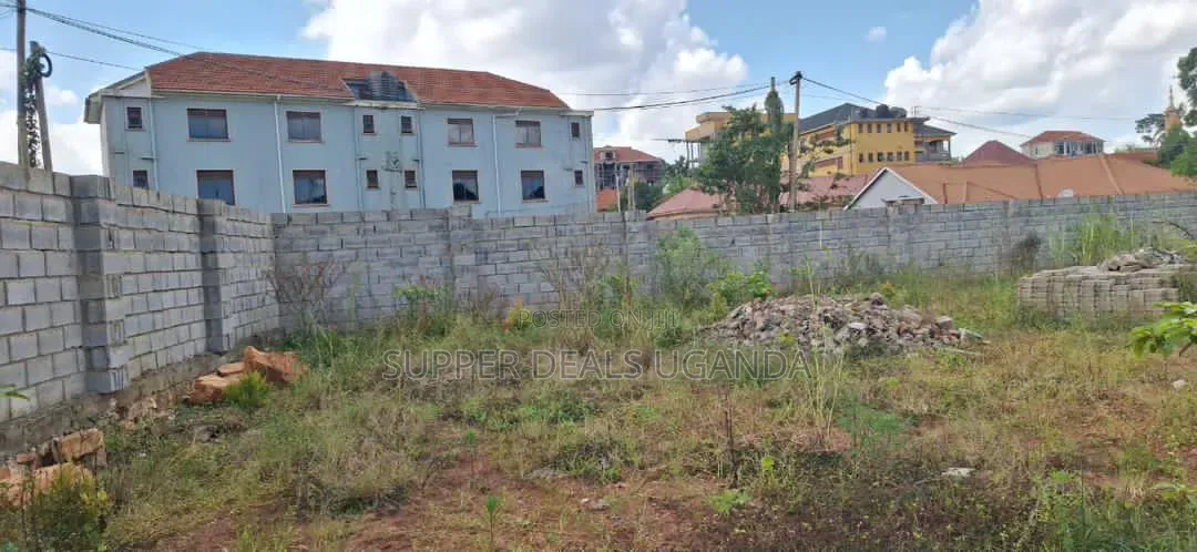 100by100ft Plot for Sale in Bukooto