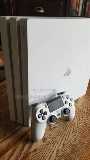 Ps4 Pro: 32 Games and 2 Controllers. Make Your Roommates Jealous