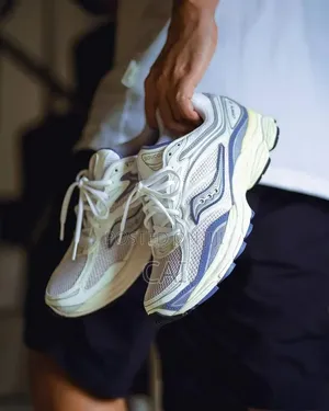 Saucony Progrid Omni 9 Sneakers Featuring a White and Purple