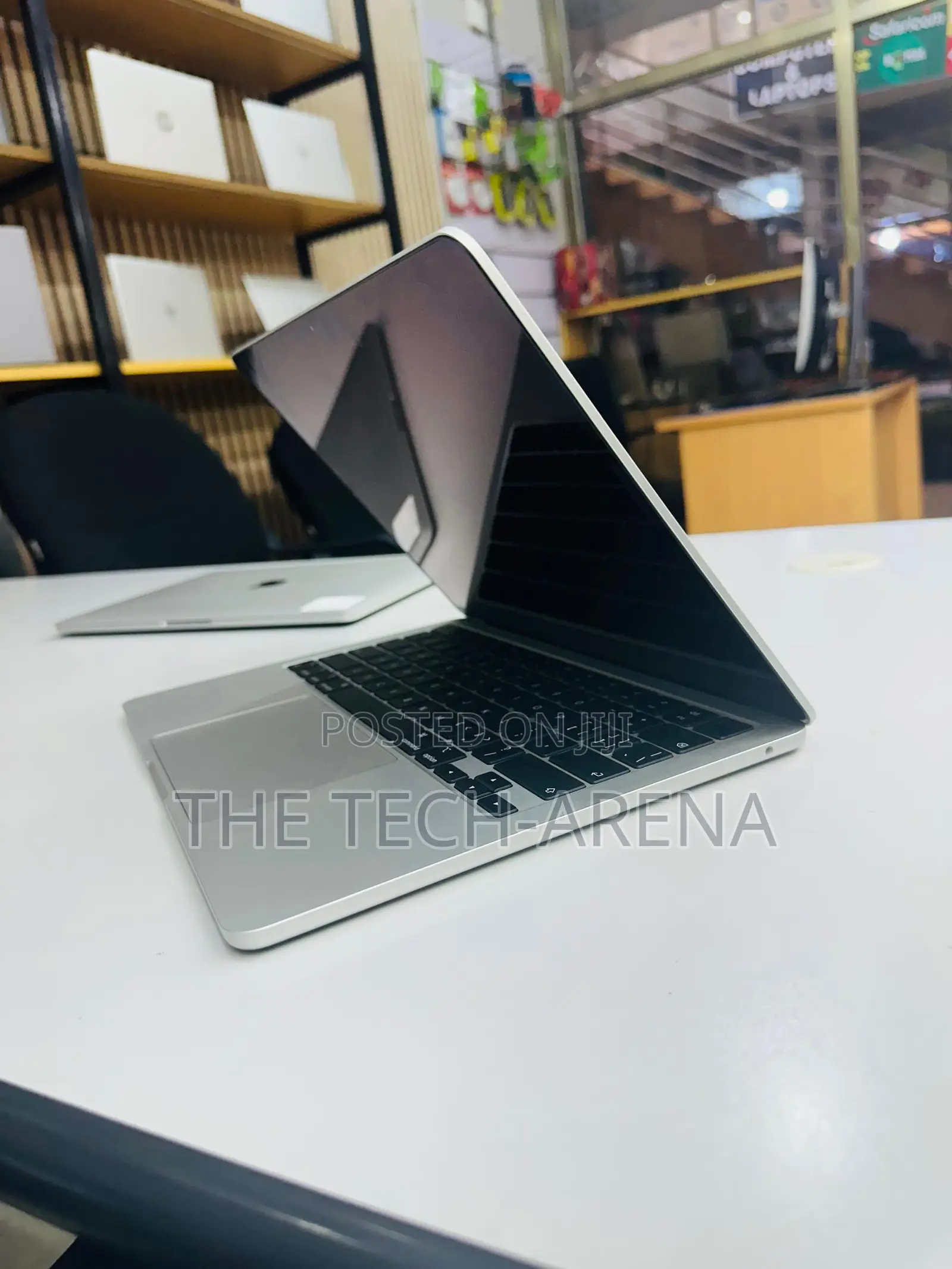 New Laptop Apple MacBook Air 2022 M2 8GB Apple M2 SSD 256GB
