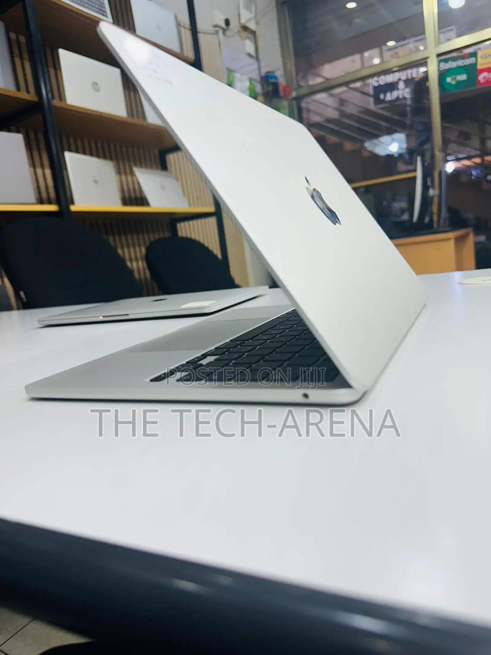 New Laptop Apple MacBook Air 2022 M2 8GB Apple M2 SSD 256GB