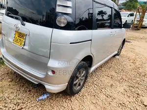 Toyota Sienta 1.5 FWD 2006 Silver