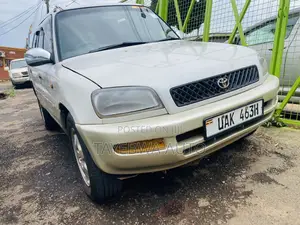 Toyota RAV4 Base 4x4 1999 White