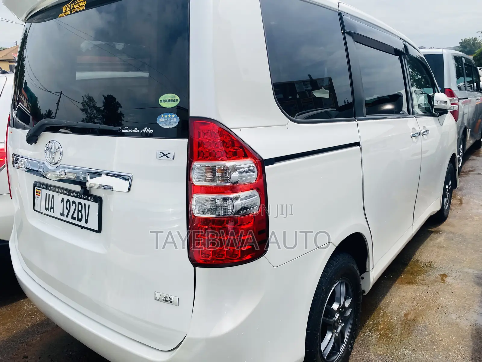Toyota Noah 2.0 143hp FWD (8 Seater) 2012 White