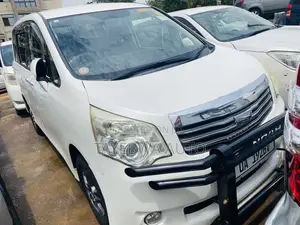 Toyota Noah 2.0 143hp FWD (8 Seater) 2012 White