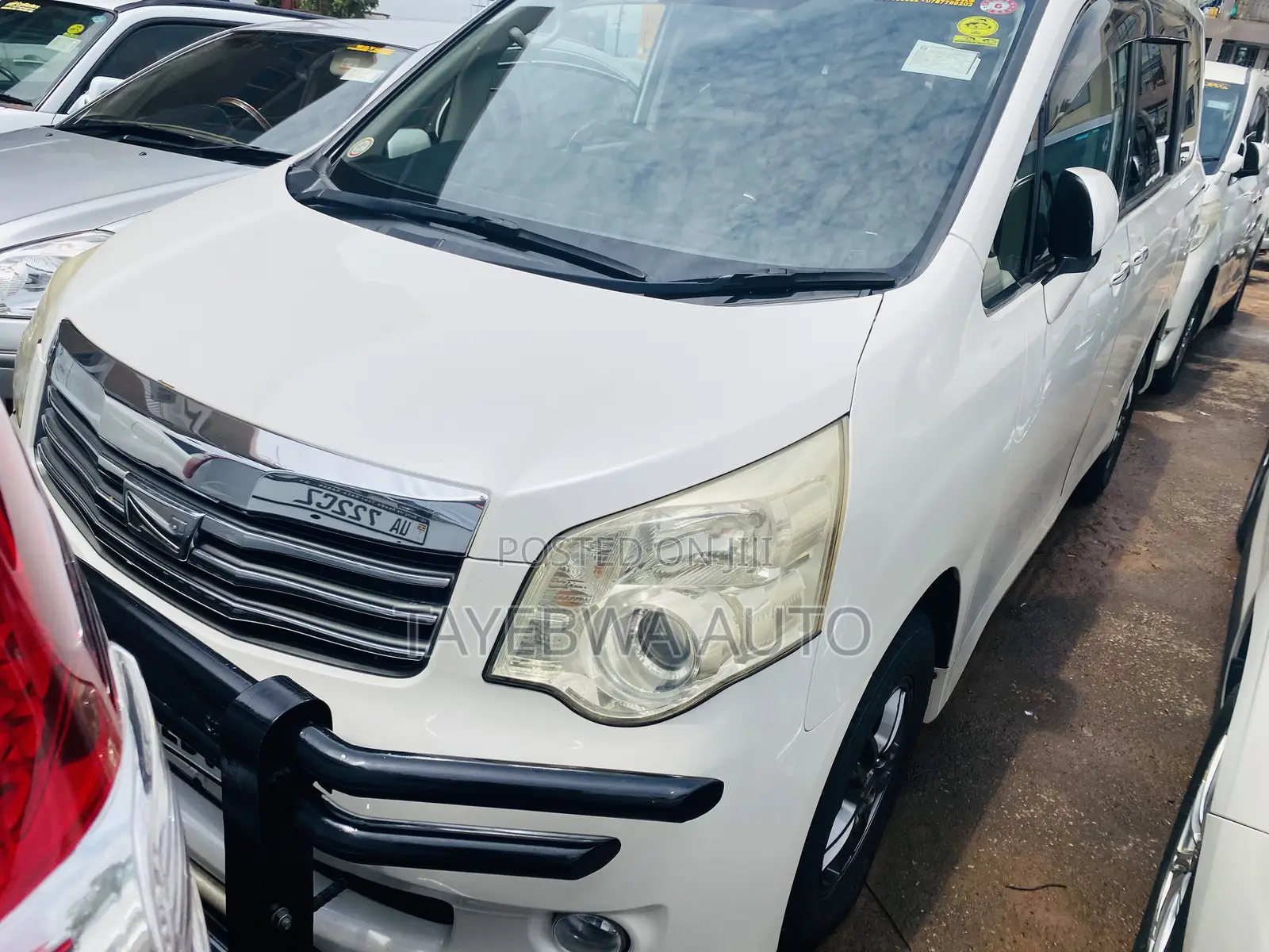 Toyota Noah 2.0 143hp FWD (8 Seater) 2012 White
