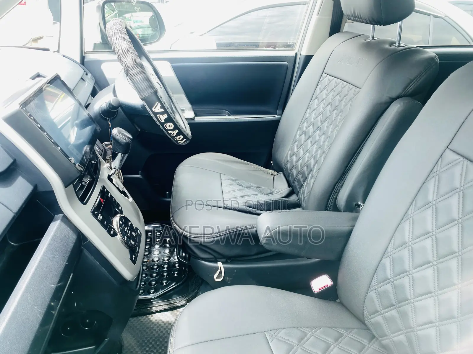 Toyota Noah 2.0 143hp FWD (8 Seater) 2012 White