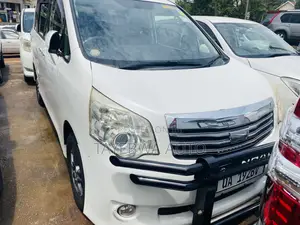 Toyota Noah 2.0 143hp FWD (8 Seater) 2012 White