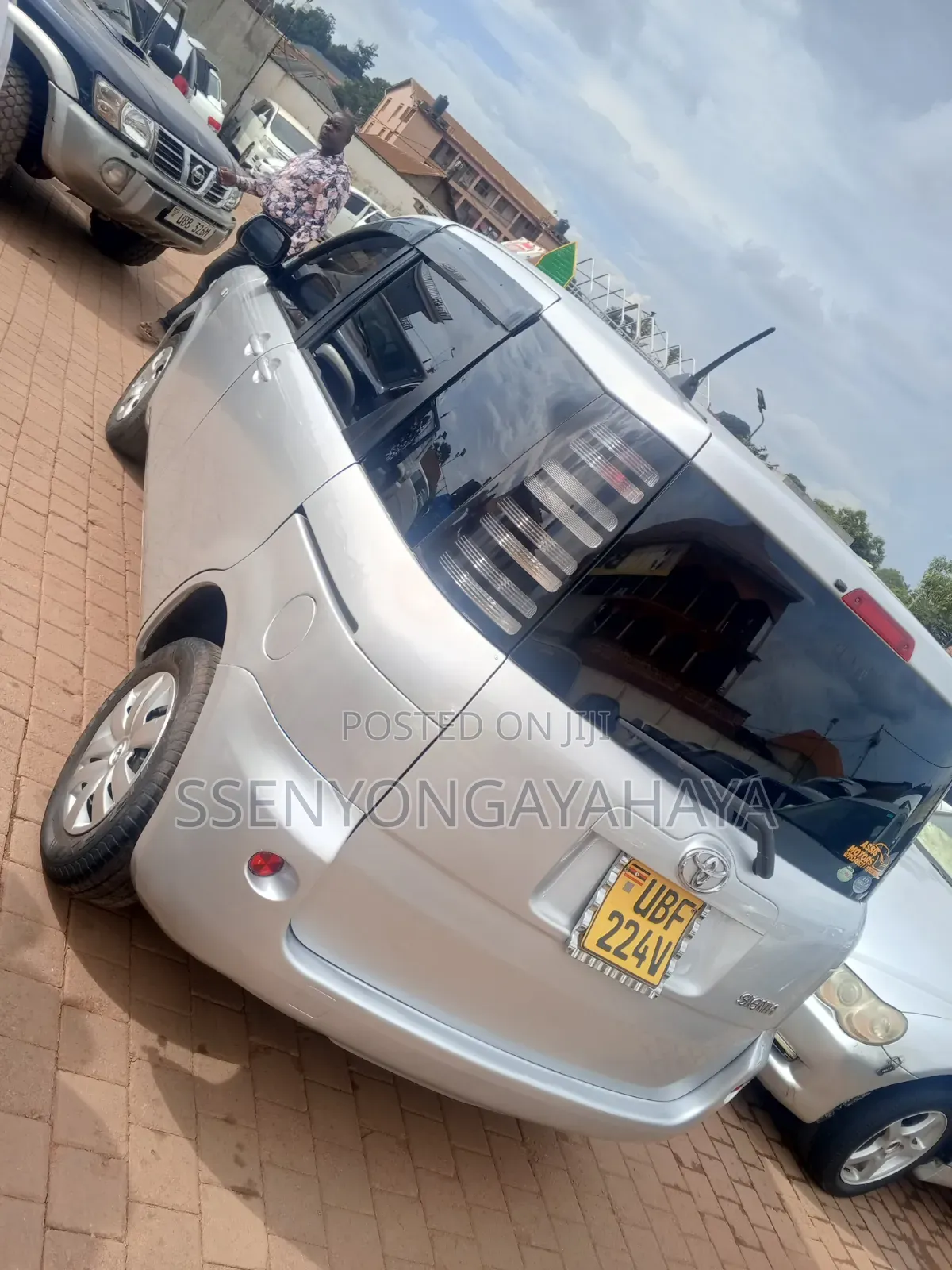 Toyota Sienta 2009 Silver