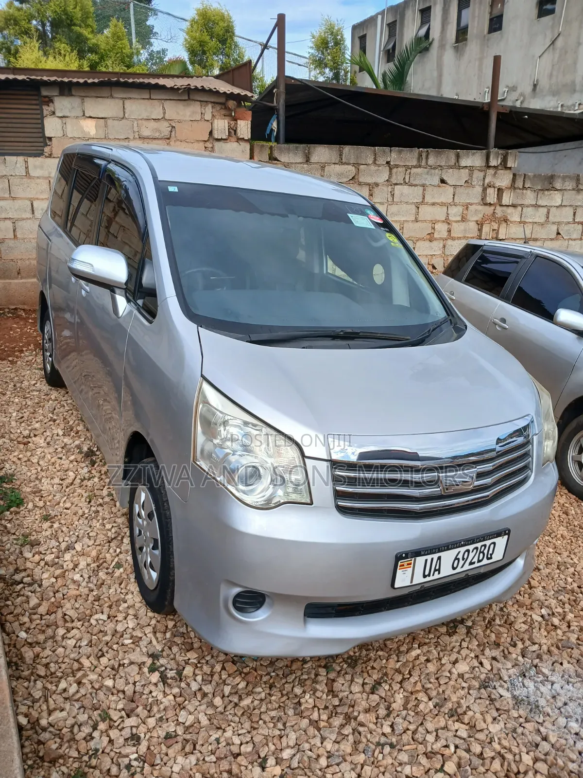 Toyota Noah 2.0 143hp AWD (7 Seater) 2010 Silver