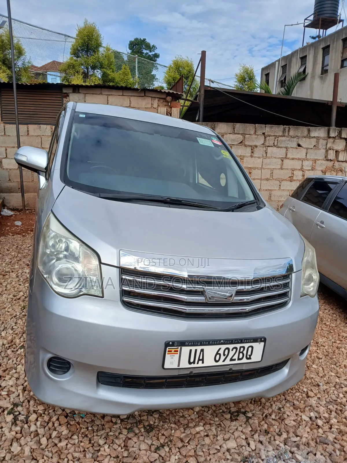 Toyota Noah 2.0 143hp AWD (7 Seater) 2010 Silver