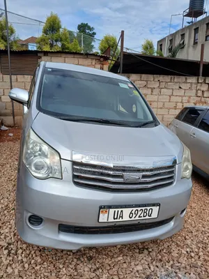 Toyota Noah 2.0 143hp AWD (7 Seater) 2010 Silver
