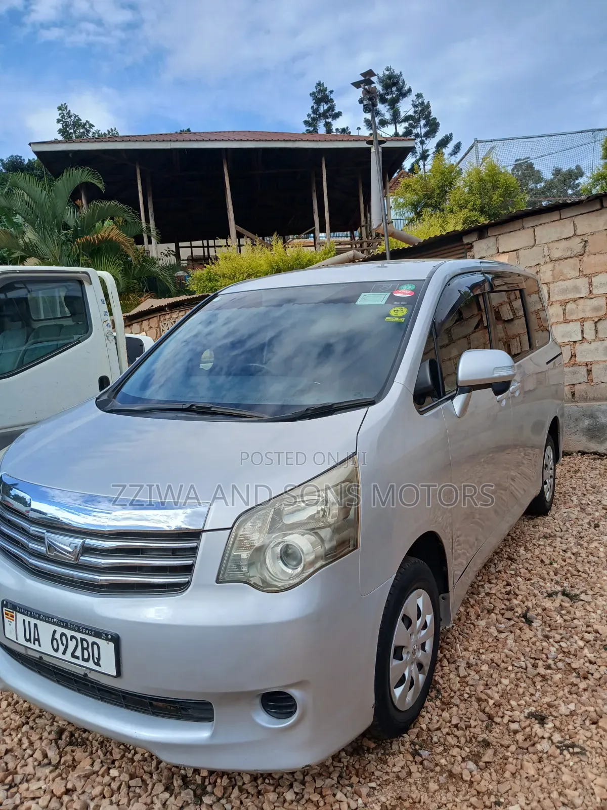 Toyota Noah 2.0 143hp AWD (7 Seater) 2010 Silver