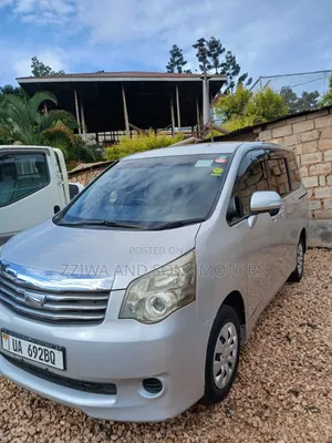 Toyota Noah 2.0 143hp AWD (7 Seater) 2010 Silver