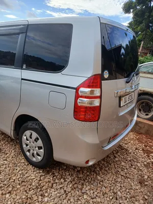 Toyota Noah 2.0 143hp AWD (7 Seater) 2010 Silver