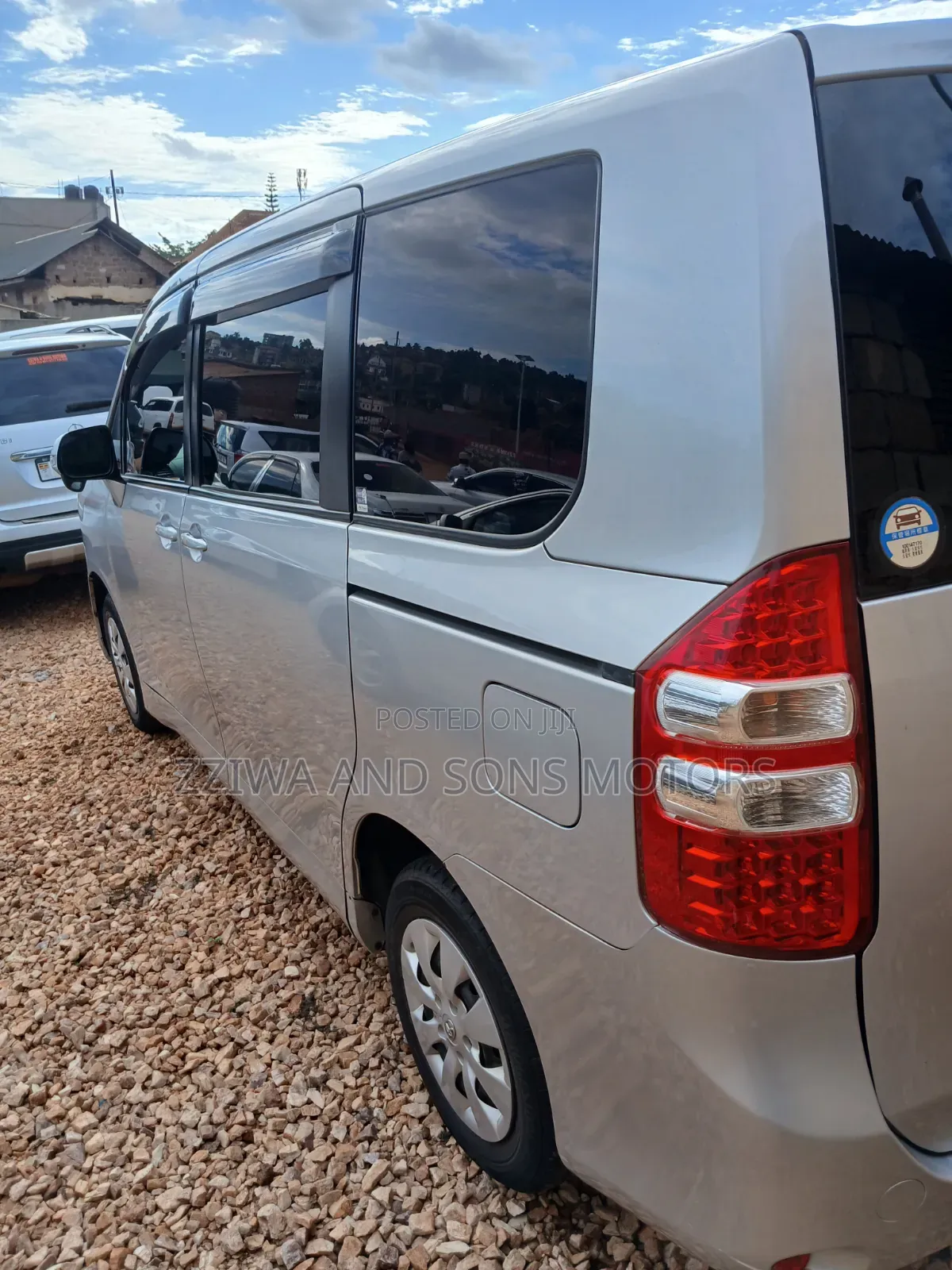 Toyota Noah 2.0 143hp AWD (7 Seater) 2010 Silver