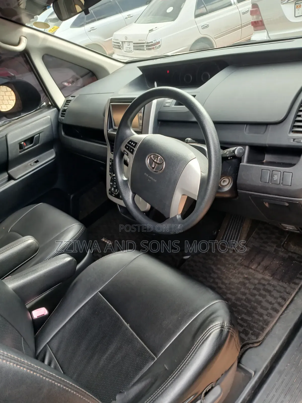 Toyota Noah 2.0 143hp AWD (7 Seater) 2010 Silver