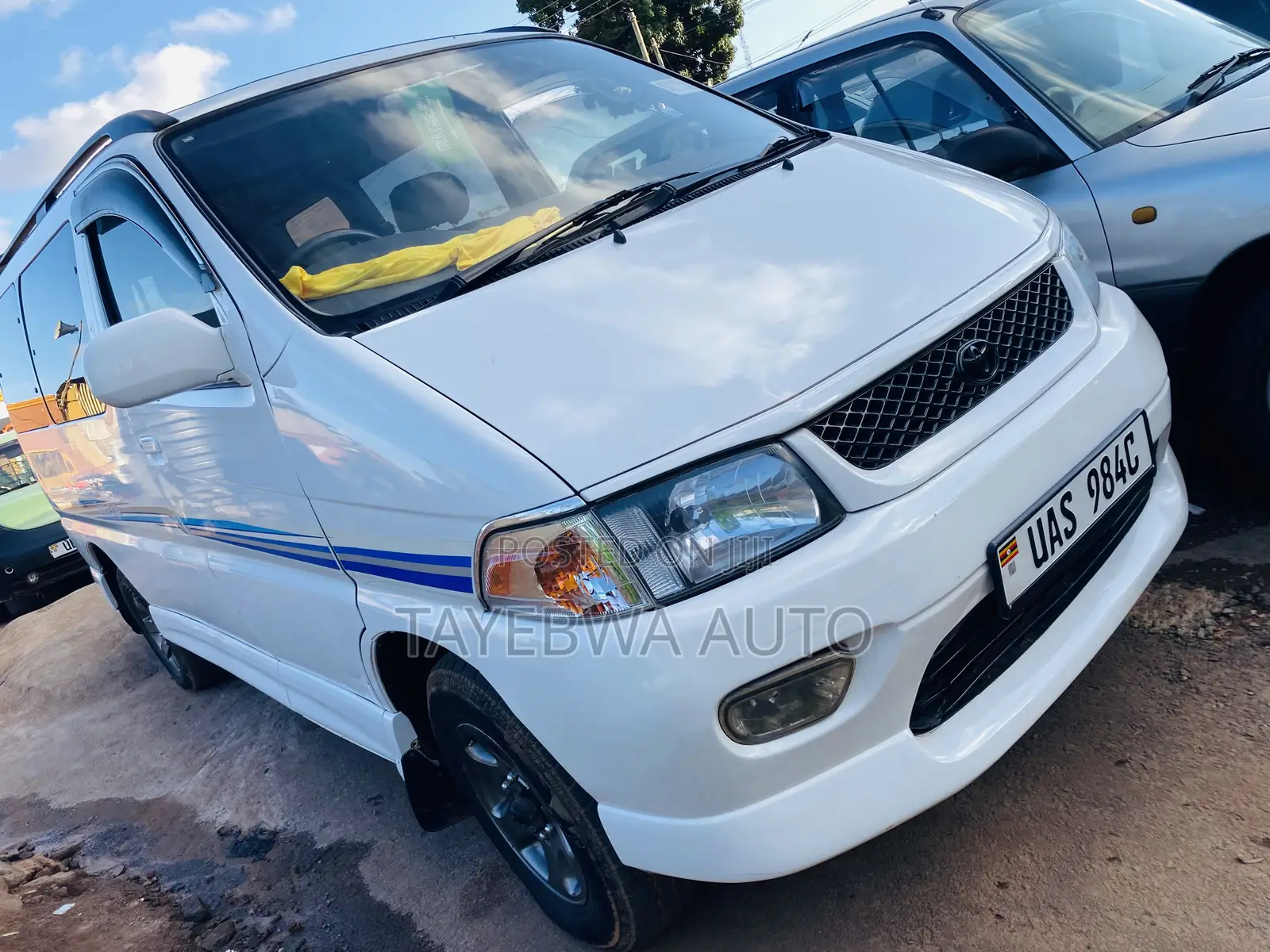 Toyota Regius 1999 White