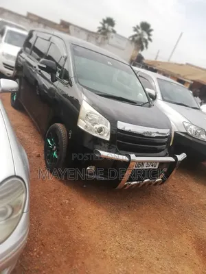 Toyota Noah 2.0 143hp FWD (8 Seater) 2010 Black