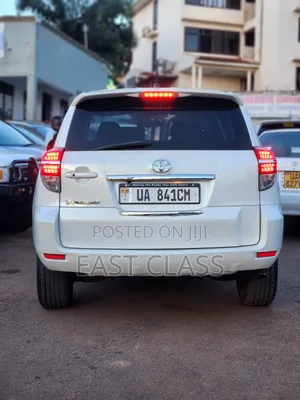 Toyota Vanguard 2010 White