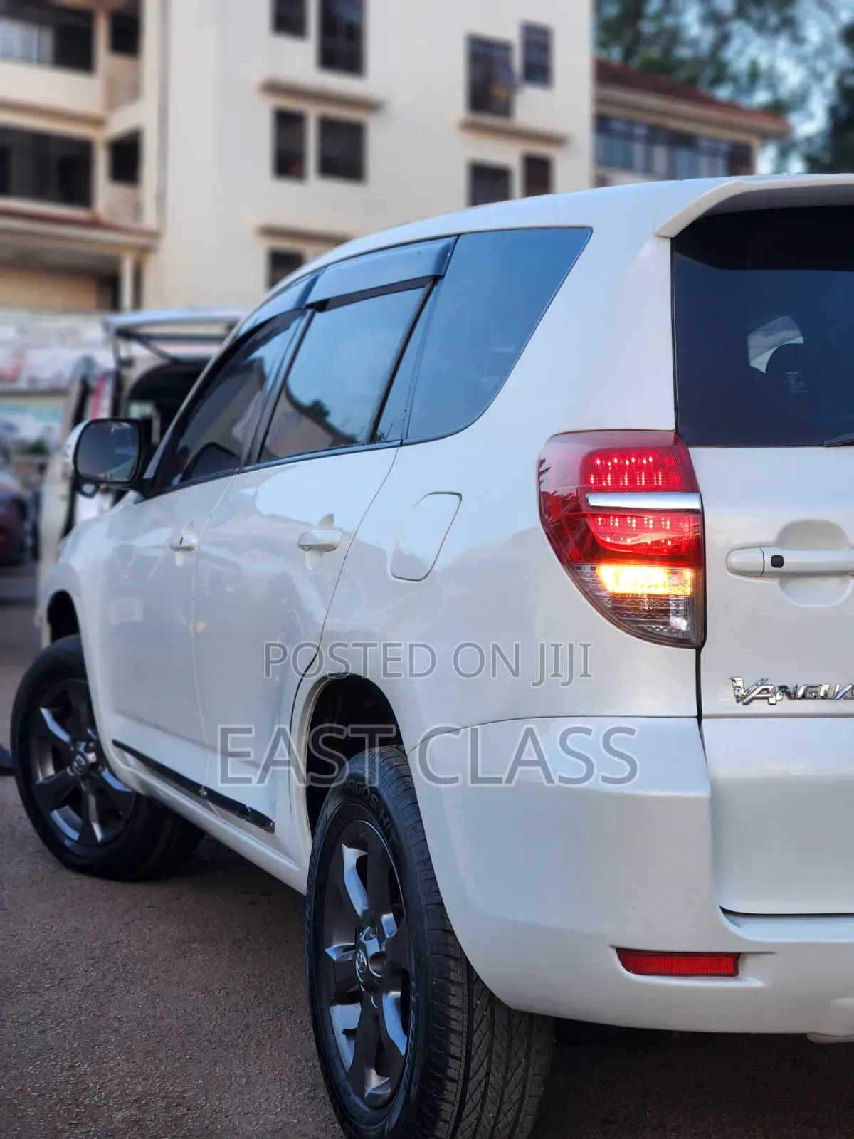 Toyota Vanguard 2010 White