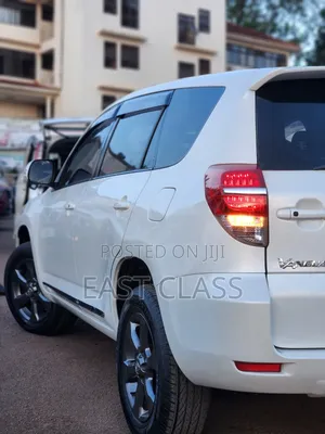 Toyota Vanguard 2010 White