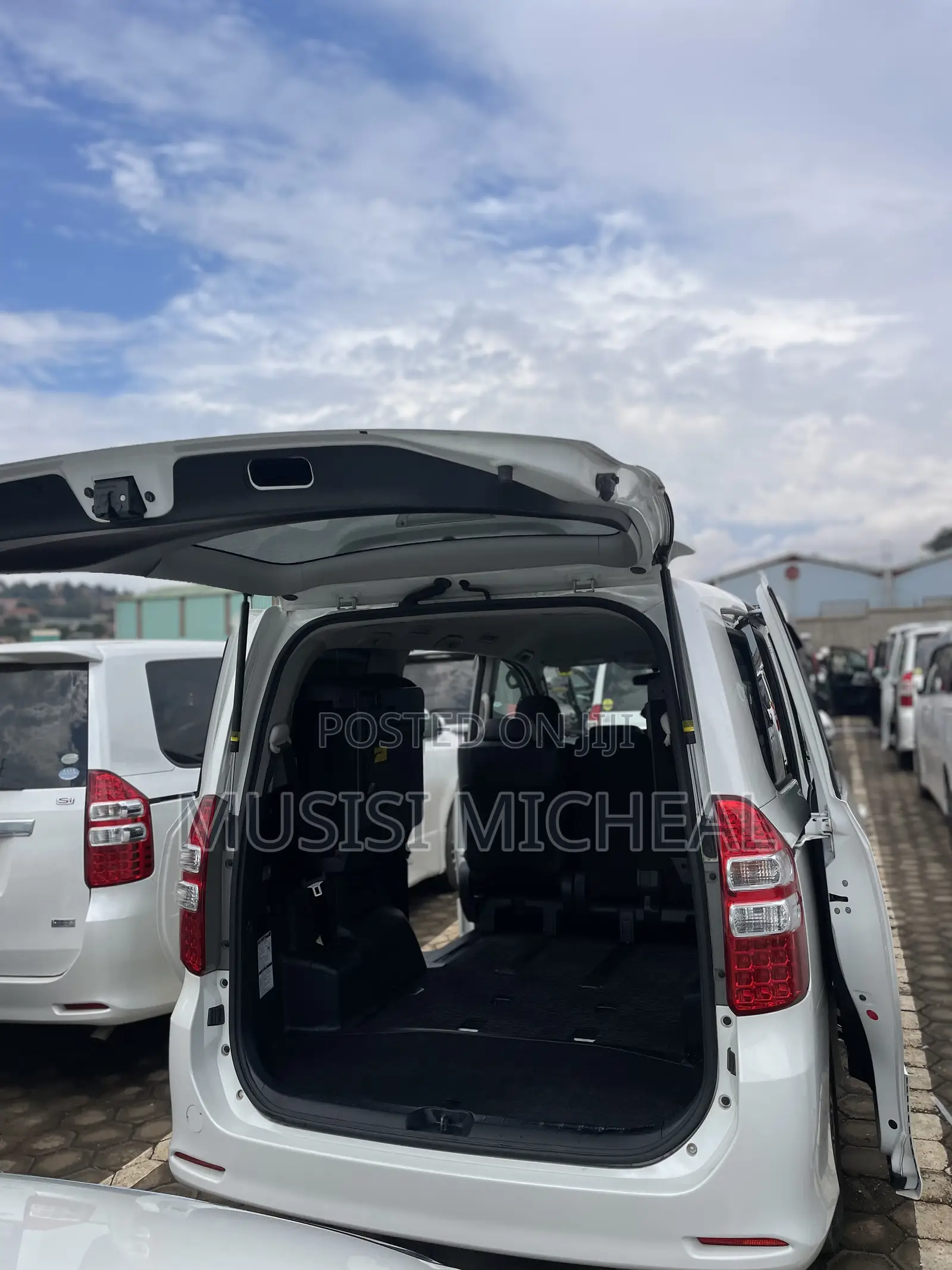 Toyota Noah 2.0 158hp FWD (8 Seater) 2012 White