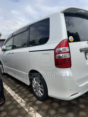 Toyota Noah 2.0 158hp FWD (8 Seater) 2012 White