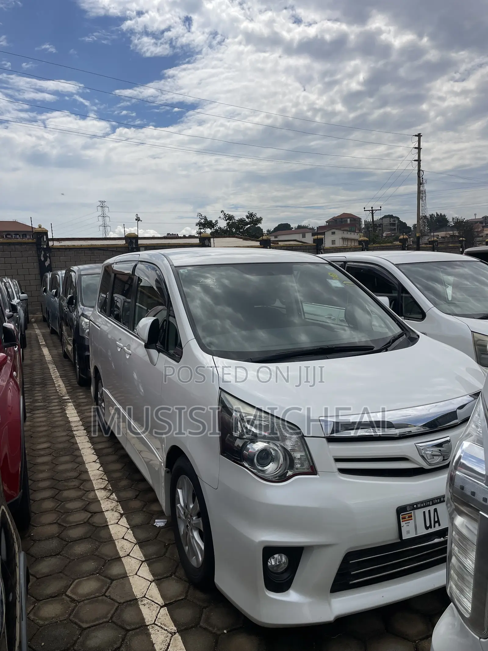 Toyota Noah 2.0 158hp FWD (8 Seater) 2012 White