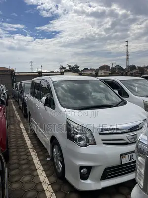 Toyota Noah 2.0 158hp FWD (8 Seater) 2012 White