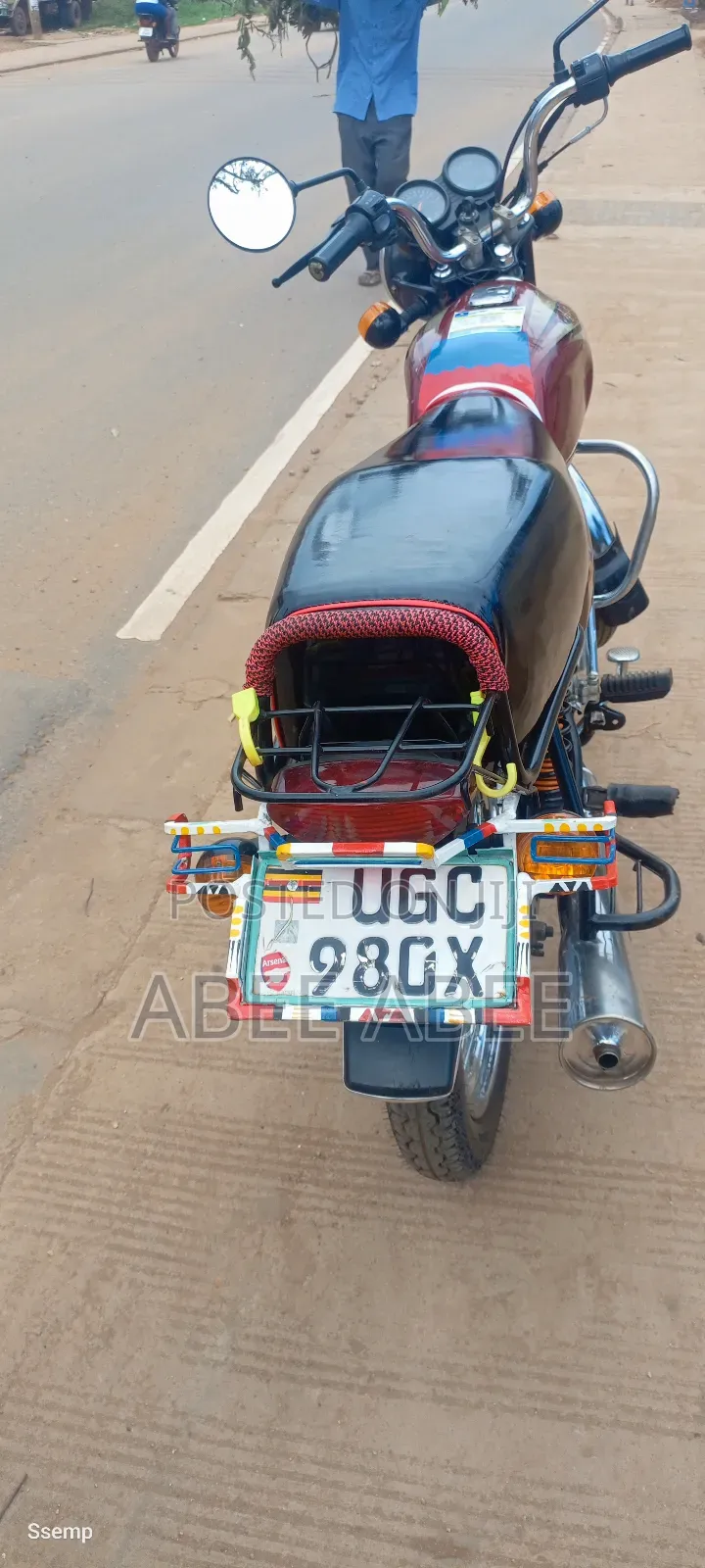 Bajaj Boxer 100 2025 Red