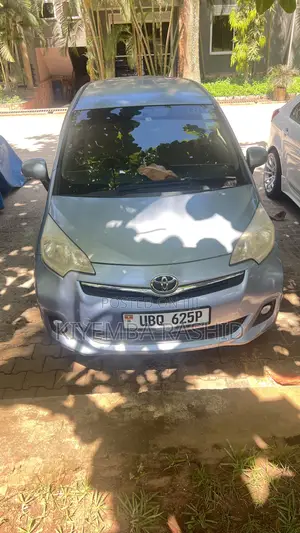 Toyota Ractis 1.3 FWD 2013 Blue