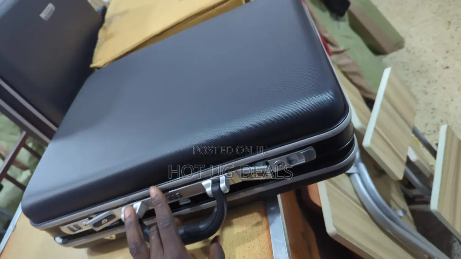 18-Inch Medium Aluminum Frame Anti-Theft Business Briefcase - Black