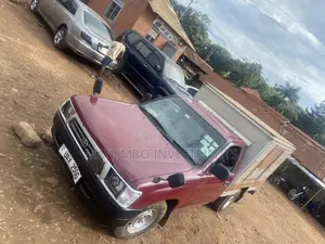 Toyota Hilux 2000 Maroon