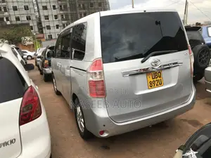 Toyota Noah 2009 Silver