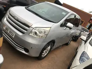 Toyota Noah 2009 Silver