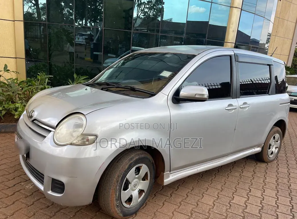 Toyota Sienta 1.5 FWD 2010 Silver