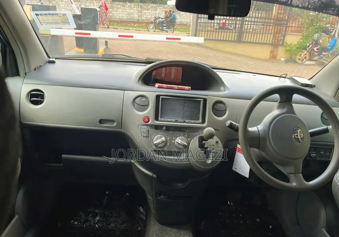 Toyota Sienta 1.5 FWD 2010 Silver
