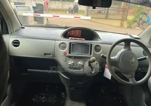 Toyota Sienta 1.5 FWD 2010 Silver