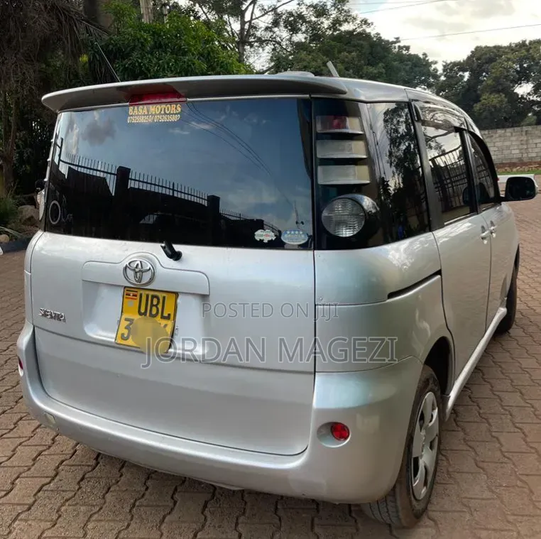 Toyota Sienta 1.5 FWD 2010 Silver