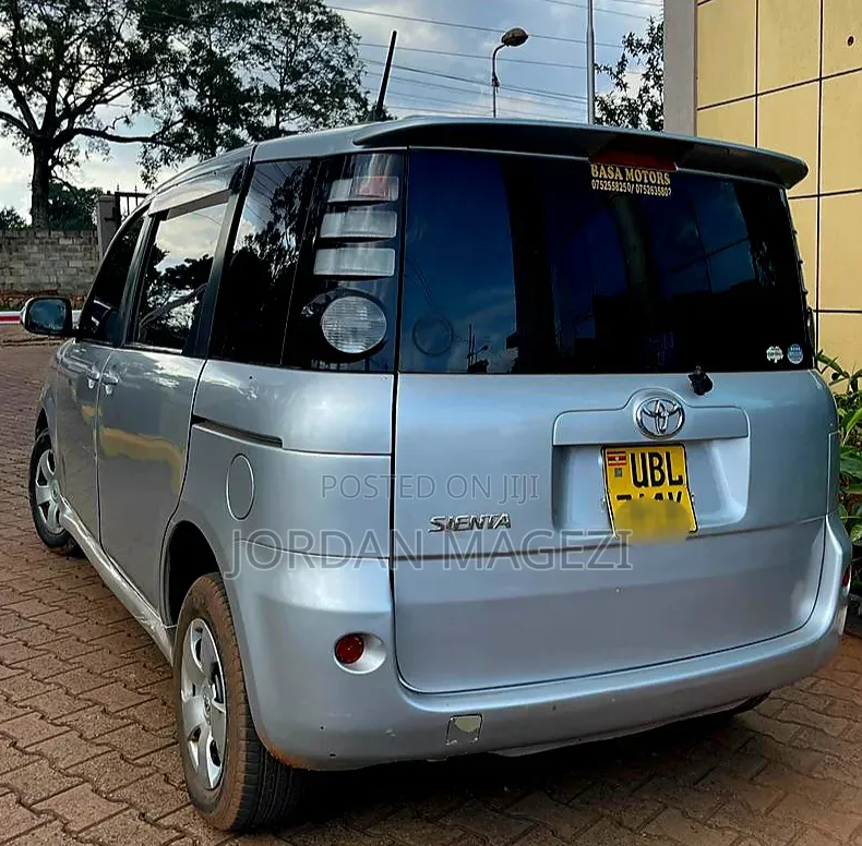 Toyota Sienta 1.5 FWD 2010 Silver