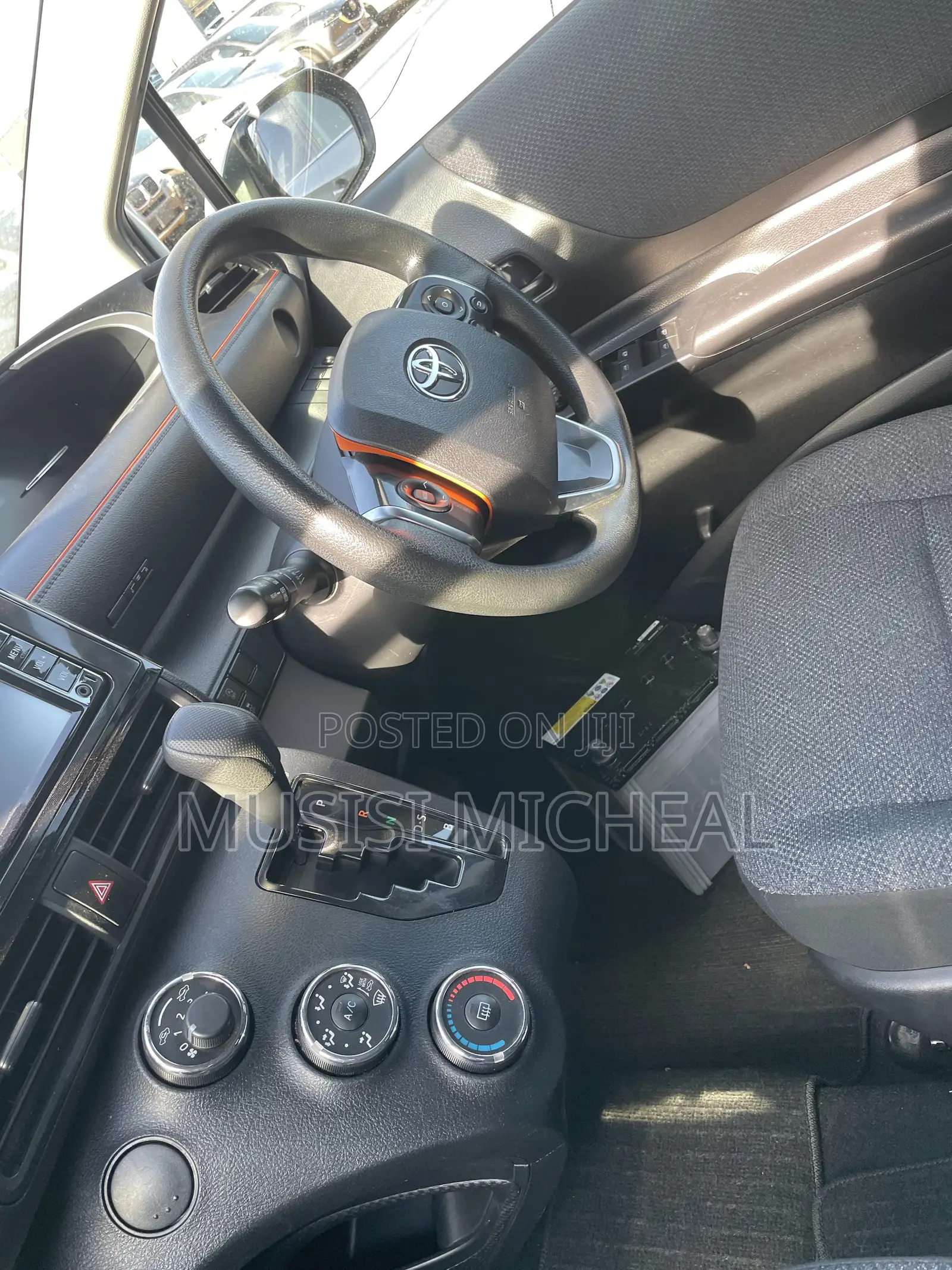 Toyota Sienta 1.5 Hybrid FWD (6-seater) 2017 White