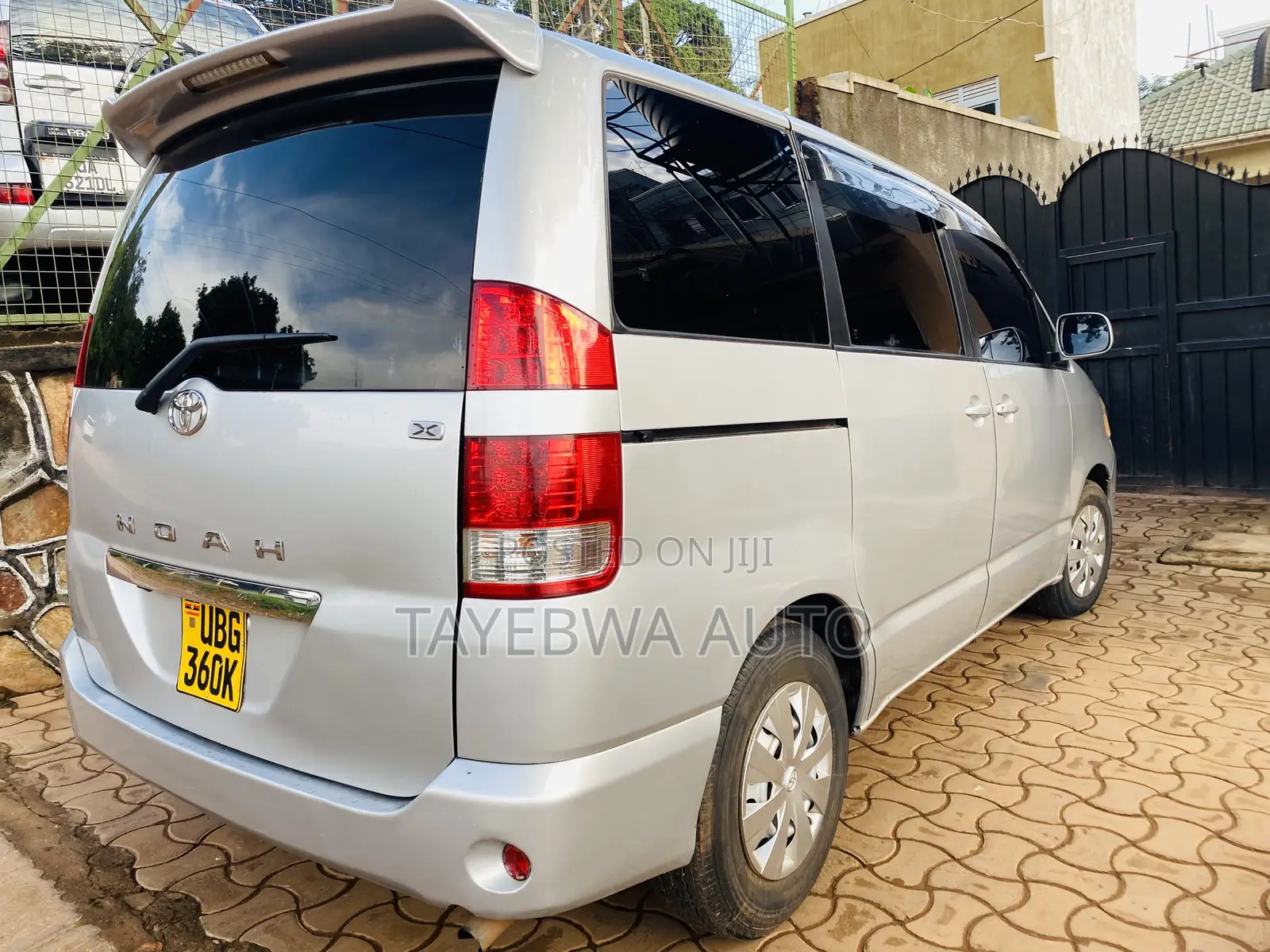 Toyota Noah 2005 Gold