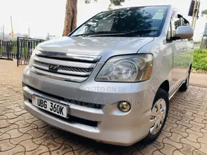 Toyota Noah 2005 Gold