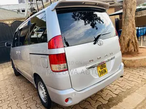 Toyota Noah 2005 Gold