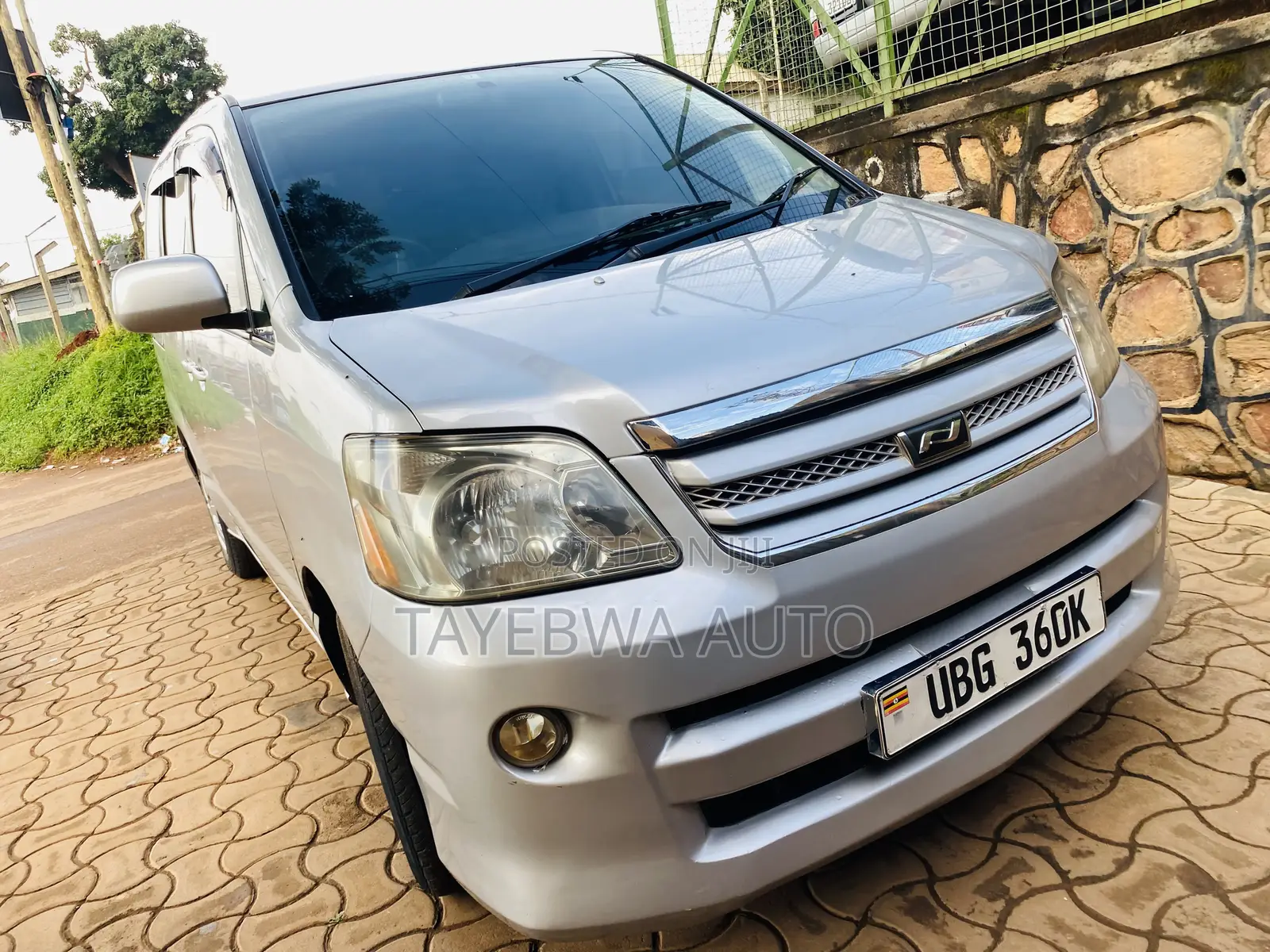 Toyota Noah 2005 Gold