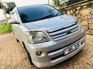 Toyota Noah 2005 Gold