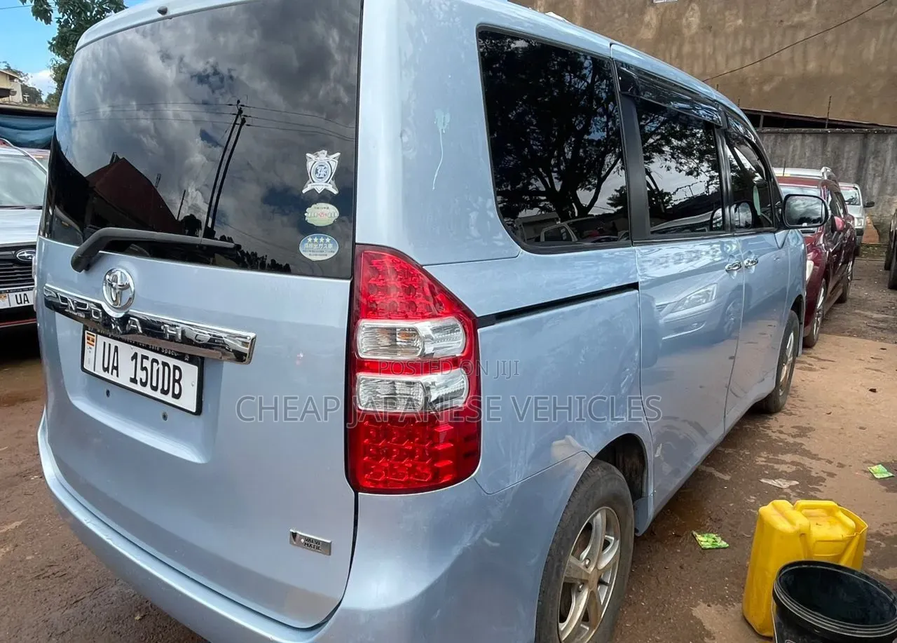 Toyota Noah 2.0 158hp FWD (8 Seater) 2012 Teal