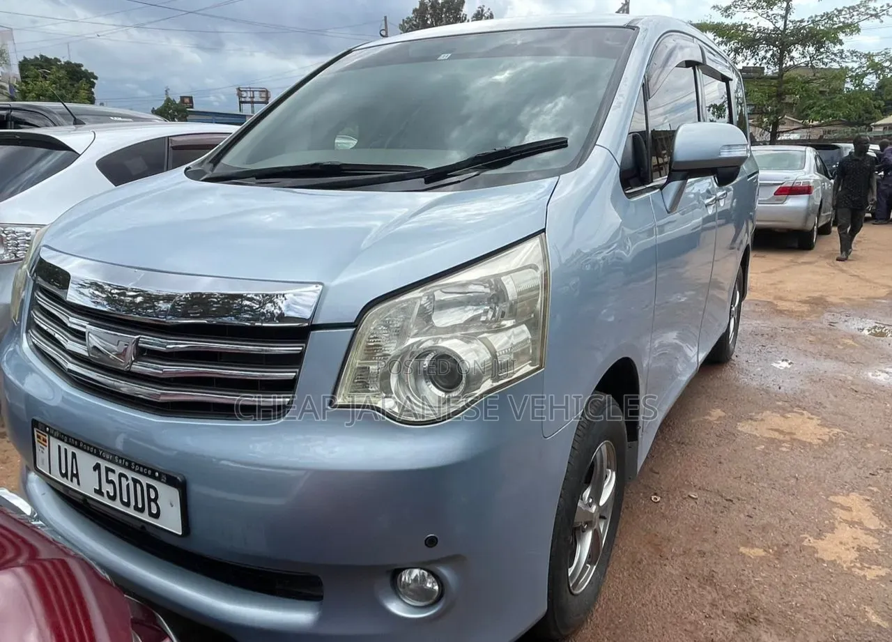 Toyota Noah 2.0 158hp FWD (8 Seater) 2012 Teal
